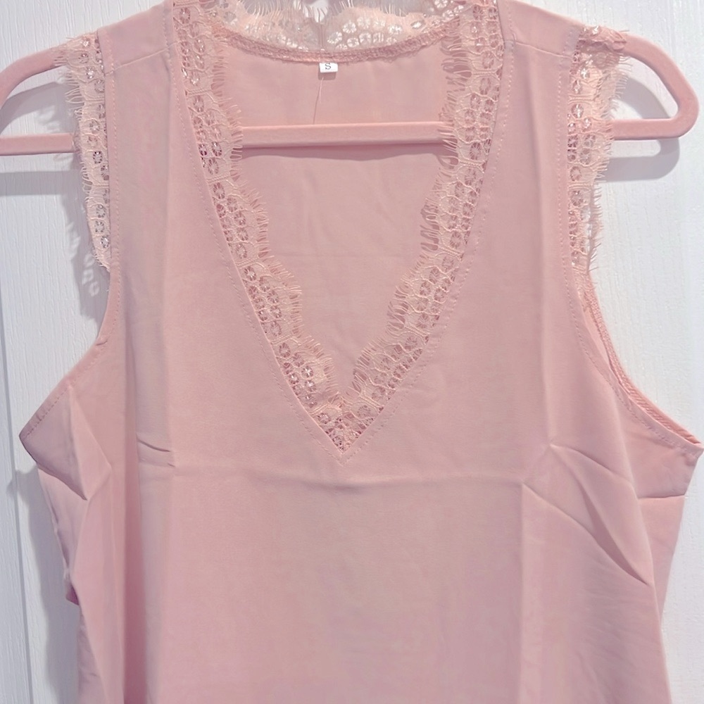 Boutique NWOT lightweight Pink Lace Trim Tank